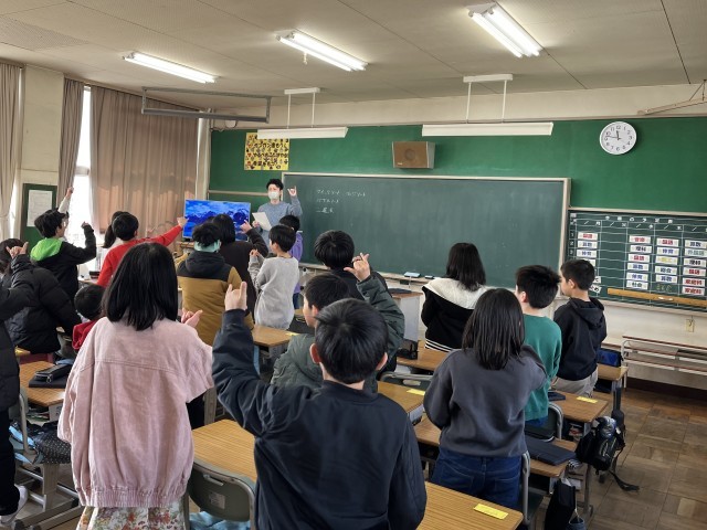 学習したことを復習する児童