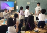 感謝のプレゼントを配る児童