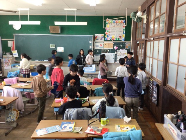 感謝のプレゼントを配る児童